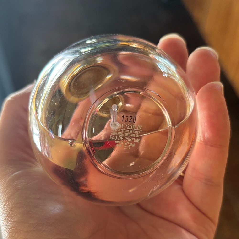 Marc Jacobs Dot Fragrance with Red and Black Cap - Picture 2 of 2
